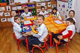 V škôlkach sa od roku 2025 bude musieť nájsť miesto aj pre trojročné deti.
