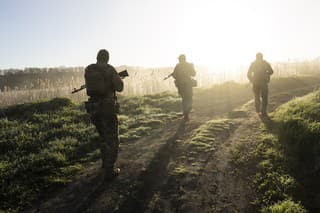 Vojaci ukrajinskej pohraničnej stráže počas vojenského cvičenia