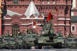 Tank E-34 vedie kolónu ruských obrnených vozidiel počas tradičnej vojenskej prehliadky na Červenom námestí v Moskve v utorok 9. mája.