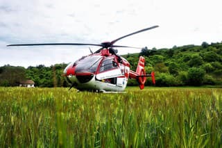 V obci Vaďovce (okr. Nové m/Váhom) pristával dnes dopoludnia záchranársky vrtuľník z Trenčína.