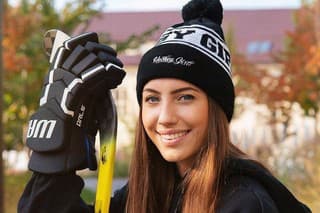 Kristína moderuje online prenosy z hokejových MS na facebooku Nového Času.