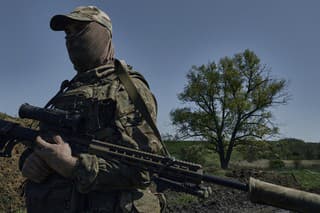 Ukrajinský ostreľovač sleduje okolie neďaleko mesta Bachmut v Doneckej oblasti.