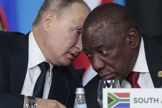 Ruský prezident Vladimir Putin (vľavo) a jeho juhoafrický kolega Cyril Ramaphosa (archívne foto).
