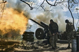 Ukrajinskí vojaci strieľajú z dela neďaleko mesta Bachmut v piatok 12. mája 2023. 