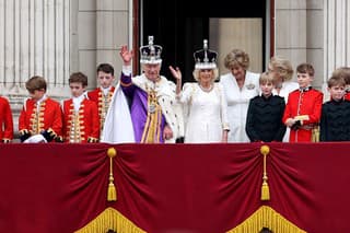 Kráľ Karol III. a Camilla mávajú po korunovácii na balkóne Buckinghamského paláca.