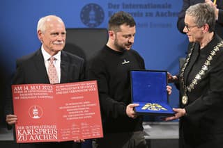 Ukrajinský prezident Volodymyr Zelenskyj si prevzal prestížnu Medzinárodnú cenu Karola Veľkého.