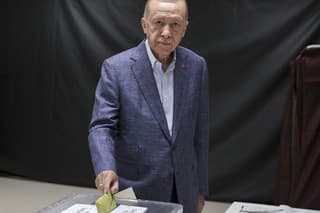 Na snímke turecký prezident Recep Tayyip Erdogan a prezidentský kandidát hlasuje počas parlamentných a prezidentských volieb v Turecku.