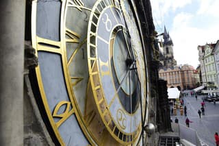 Orloj na Staromestskom námestí je obľúbenou atrakciou Prahy.
