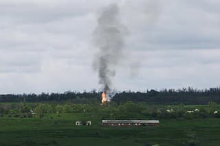 Dym stúpa k oblohe počas bojov medzi ukrajinskou a ruskou armádou neďaleko mesta Bachmut.