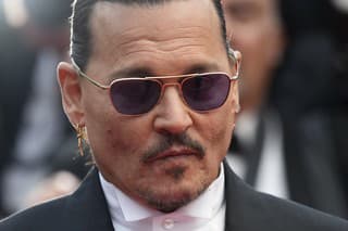 Na snímke americký herec Johnny Depp pózuje fotografom počas príchodu na premiéru filmu Jeanne du Barry - Kráľova milenka.