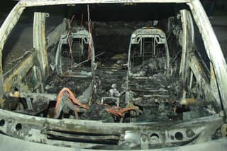 V Košeci zhoreli vozidlá, podpálili ich úmyselne.