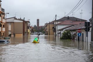 Miestny obyvateľ sa plaví na kajaku cez zaplavenú ulicu v meste Cesena, ktoré sa nachádza v regióne Emilia-Romagn na severovýchode Talianska 