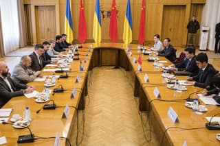 Ukrajinský minister zahraničných vecí Dmytro Kuleba (uprostred vľavo) a osobitný predstaviteľ čínskeho ministerstva zahraničných vecí pre eurázijské záležitosti Li Chuej (uprostred vpravo).