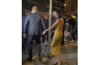 Na videosnímke britský princ Harry a jeho manželka Meghan odchádzajú z charitatívneho stretnutia v New Yorku.