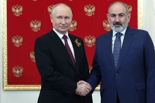 Na snímke zľava ruský prezident Vladimir Putin a arménsky premiér Nikol Pašinjan.