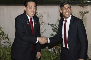 Britský premiér Rishi Sunak (vpravo) si podáva ruku s japonským premiérom Fumiom Kišidom pred ich bilaterálnym stretnutím.