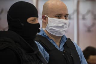 Odsúdený Zoltán Andruskó prichádza na hlavné pojednávanie.
