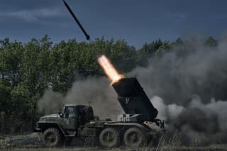 Raketomet Grad ukrajinskej armády odpaľuje rakety na ruské pozície na fronte pri Bachmute.
