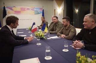 Ukrajinský prezident Volodymyr Zelenskyj (druhý sprava) sa rozpráva s francúzskym prezidentom Emmanuelom Macronom (vľavo).