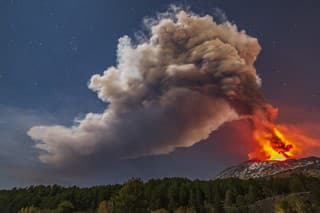 Sopka Etna spôsobila zriedkavú vulkanickú búrku.