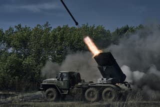Raketomet Grad ukrajinskej armády odpaľuje rakety na ruské pozície.