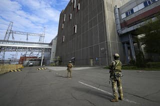 Ruský vojak hliadkuje v priestoroch Záporožskej atómovej elektrárne.
