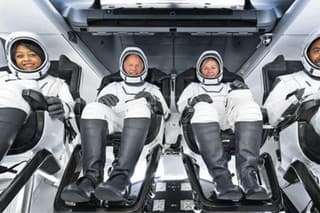 V posádke sú aj dvaja saudskí astronauti.
