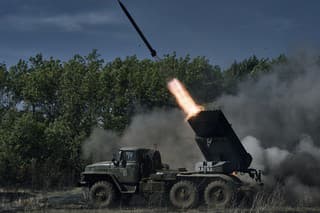 Raketomet Grad ukrajinskej armády odpaľuje rakety na ruské pozície.
