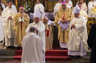 Na snímke počas vysviacky dole kľačí nový pomocný biskup Spišskej diecézy, nad ním stojí emeritný arcibiskup košickej rímskokatolíckej arcidiecézy Alojz Tkáč.