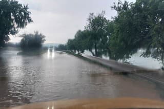 V okrese Senica je zaplavená cesta a dom, silná búrka je aj v Trnave
