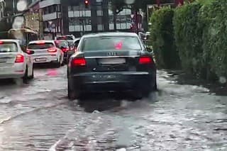 Bratislava. Zaplavené boli aj cesty v hlavnom meste.