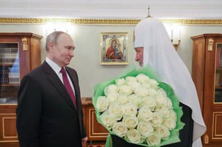 Ruský prezident Vladimir Putin (vľavo) prijíma ruského pravoslávneho patriarchu Kirilla.