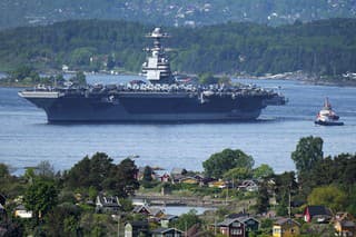 Najväčšia lietadlová loď na svete USS Gerald R. Ford vplávala do jedného z fjordov pri nórskom hlavnom meste Oslo.