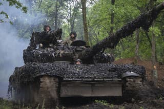 Ukrajinskí tankisti na ceste smerom k svojim pozíciám pri Bachmute.