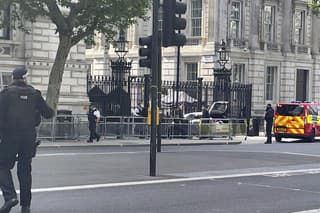 Policajti zasahujú po náraze auta do brán pred vstupom na ulicu Downing Street.