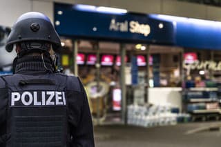 Policajt hliadkuje pred pumpou po vražde zamestnanca čerpacej stanice v meste Idar-Oberstein