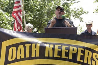 Na archívnej snímke z 25. júna 2017 zakladateľ americkej extrémistickej skupiny Oath Keepers Stewart Rhodes (uprostred).
