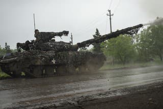 Ukrajinský tank strieľa na ruské pozície na frontovej línii.