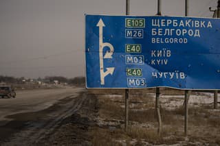 Poškodená dopravná značka na ceste do ruského mesta Belgorod, neďaleko miesta, kde pred rokom došlo k prvým stretom medzi ruskými a ukrajinskými silami.