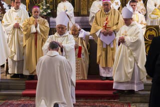 Na snímke počas vysviacky dole kľačí nový pomocný biskup Spišskej diecézy Ján Kuboš nad ním stojí emeritný arcibiskup košickej rímskokatolíckej arcidiecézy Alojz Tkáč. 
