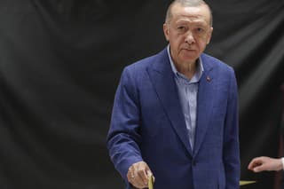 Na snímke turecký prezident Recep Tayyip Erdogan vkladá hlasovací lístok do volebnej schránky v 2. kole prezidentských volieb v tureckom Istanbule.