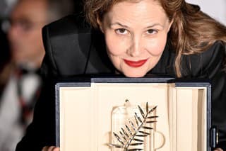 Režisérka Justine Triet so Zlatou palmou za najlepší film festivalu v Cannes.