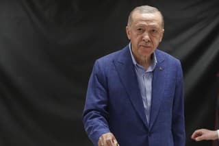 Na snímke turecký prezident Recep Tayyip Erdogan vkladá hlasovací lístok do volebnej schránky v 2. kole prezidentských volieb.
