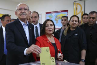 Na snímke turecký prezidentský kandidát Kemal Kiličdaroglu vkladá hlasovací lístok do volebnej schránky v 2. kole prezidentských volieb.