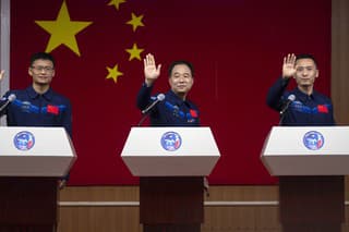 Členovia trojčlennej posádky kozmickej lode Šen-čou 16, zľava Kuej Chaj-čchao, Ťing Chaj-pcheng a Ču Jang-ču.