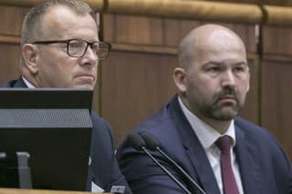 Boris Kollár a Peter Pčolinský (obaja Sme rodina) reagujú po zrušení mimoriadnej schôdze parlamentu.