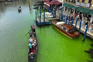 Škvrna fosforeskujúcej zelenej tekutiny v Benátkach.