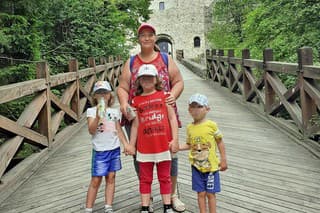Anička chodila s deťmi na výlety.
