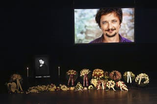 Elegantnú scénu s Danovým portrétom dopĺňali kvetinové vence a sviečky.