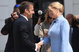 Francúzsky prezident Emmanuel Macron pricestoval na pozvanie prezidentky Zuzany Čaputovej na oficiálnu dvojdňovú návštevu Slovenska.